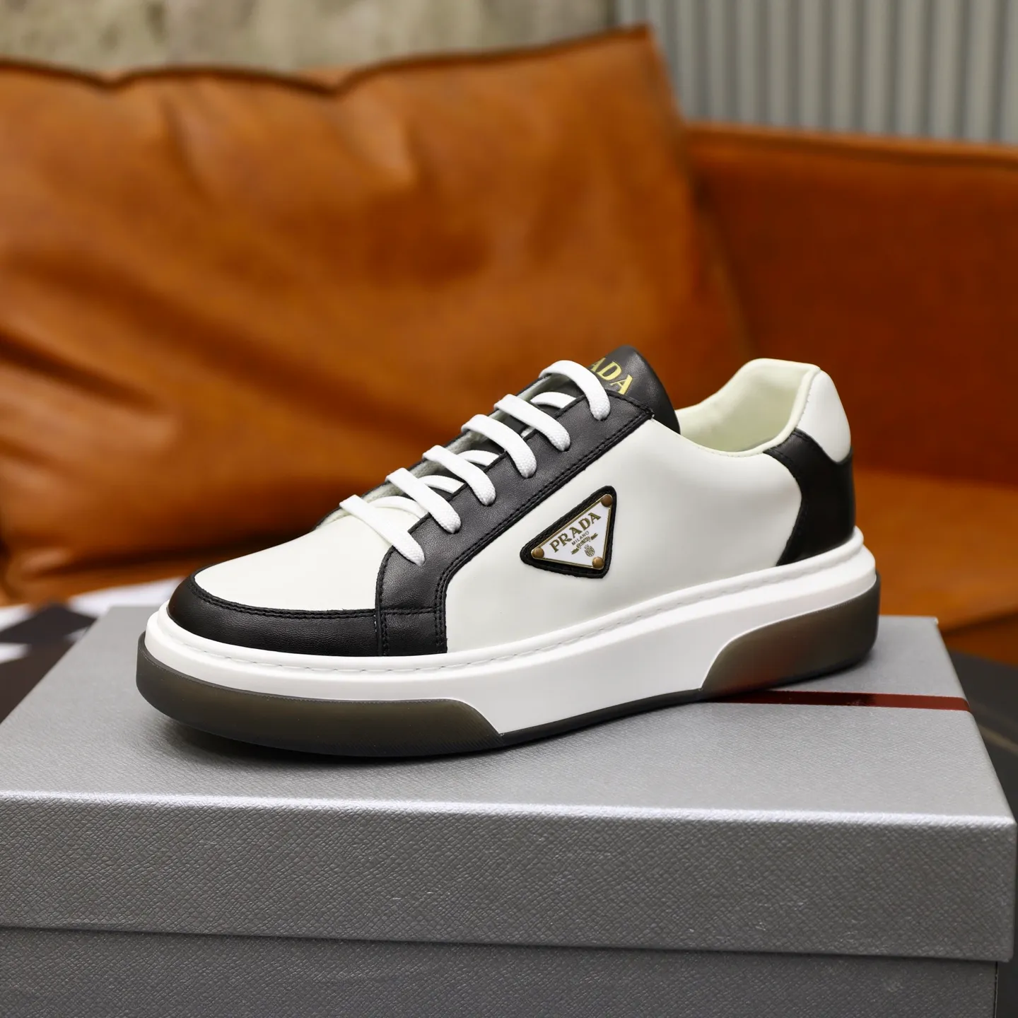 Factory price: 720💰Top original order Brand: PRADA (Prada) Standard code: Men's size 38/44 (45 can be customized) Grade: Same as the official website Material: Original cowhide stitching imported cowhide lining Original combination two-color wear-resistant soft outsole Style category: Leisure and sports version Young fashion European and American trend British style Color: Actual picture color